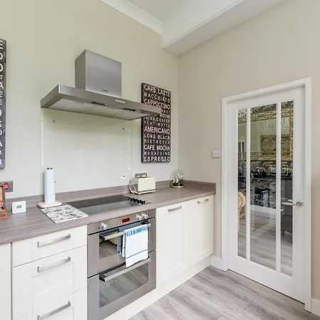 3 Feversham House Spacious 1-bed In The Heart Of Pass The Keys 公寓