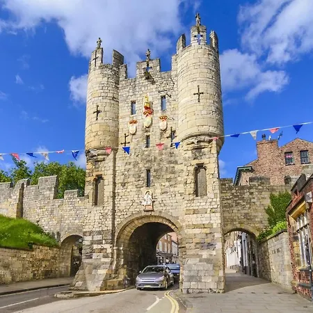 3 Feversham House Spacious 1-bed In The Heart Of Pass The Keys York