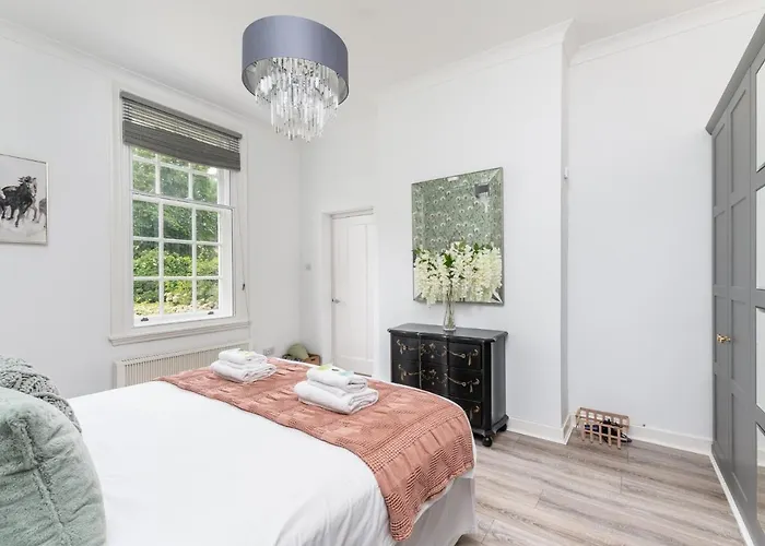 3 Feversham House Spacious 1-bed In The Heart Of Pass The Keys شقة *