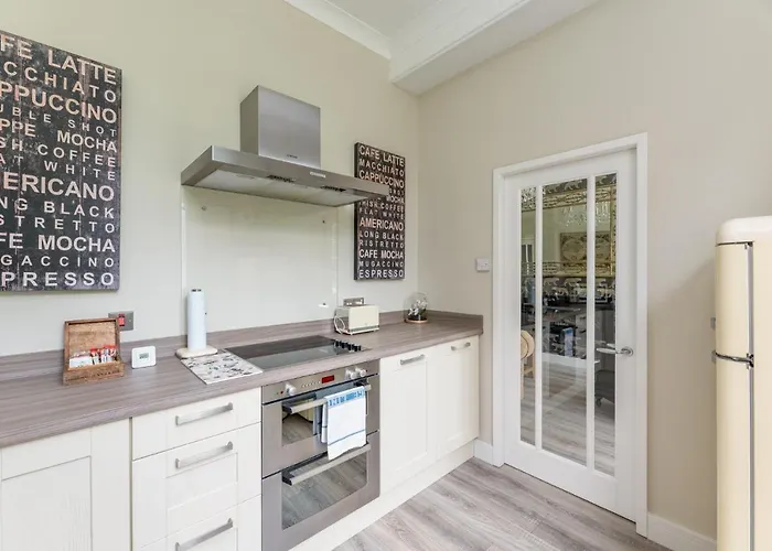 3 Feversham House Spacious 1-bed In The Heart Of Pass The Keys شقة