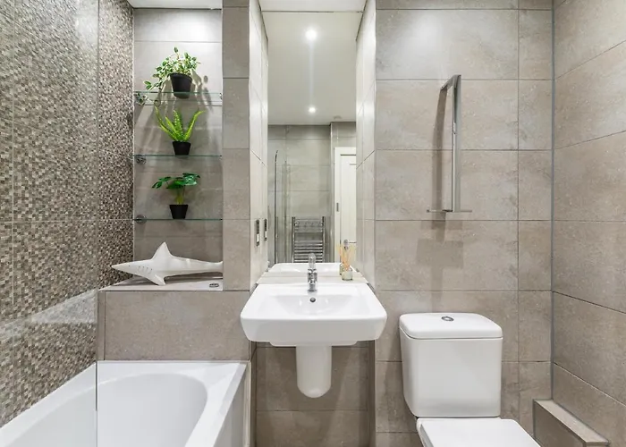 3 Feversham House Spacious 1-bed In The Heart Of Pass The Keys شقة *