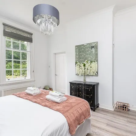 3 Feversham House Spacious 1-bed In The Heart Of Pass The Keys Lejlighed *