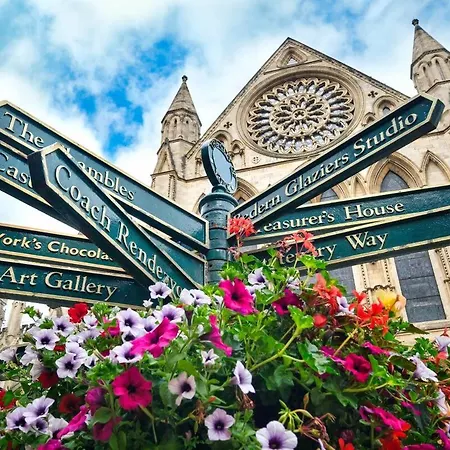 3 Feversham House Spacious 1-bed In The Heart Of Pass The Keys Lejlighed